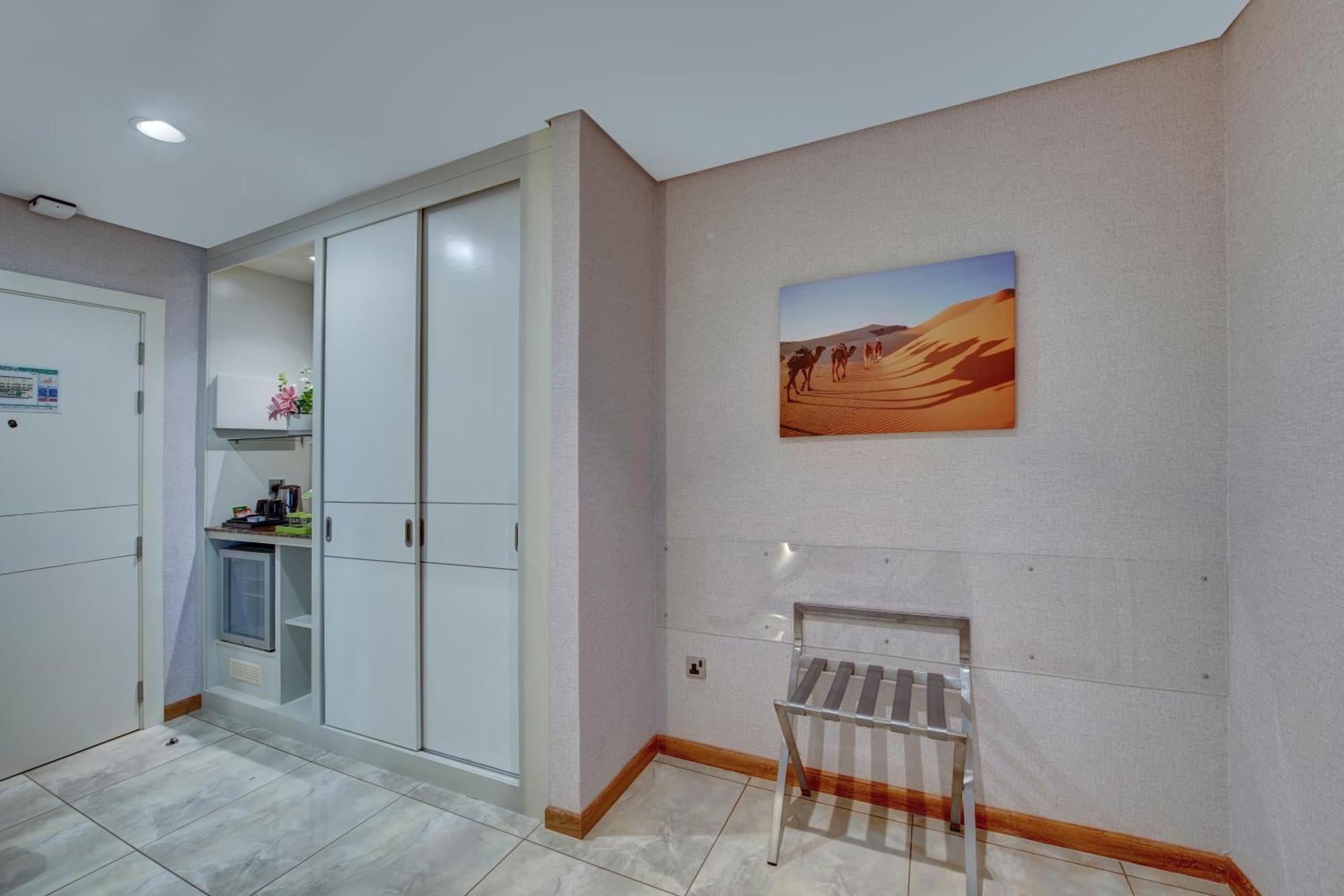 Hotel La Quinta By Wyndham Abu Dhabi Al Wahda Extérieur photo