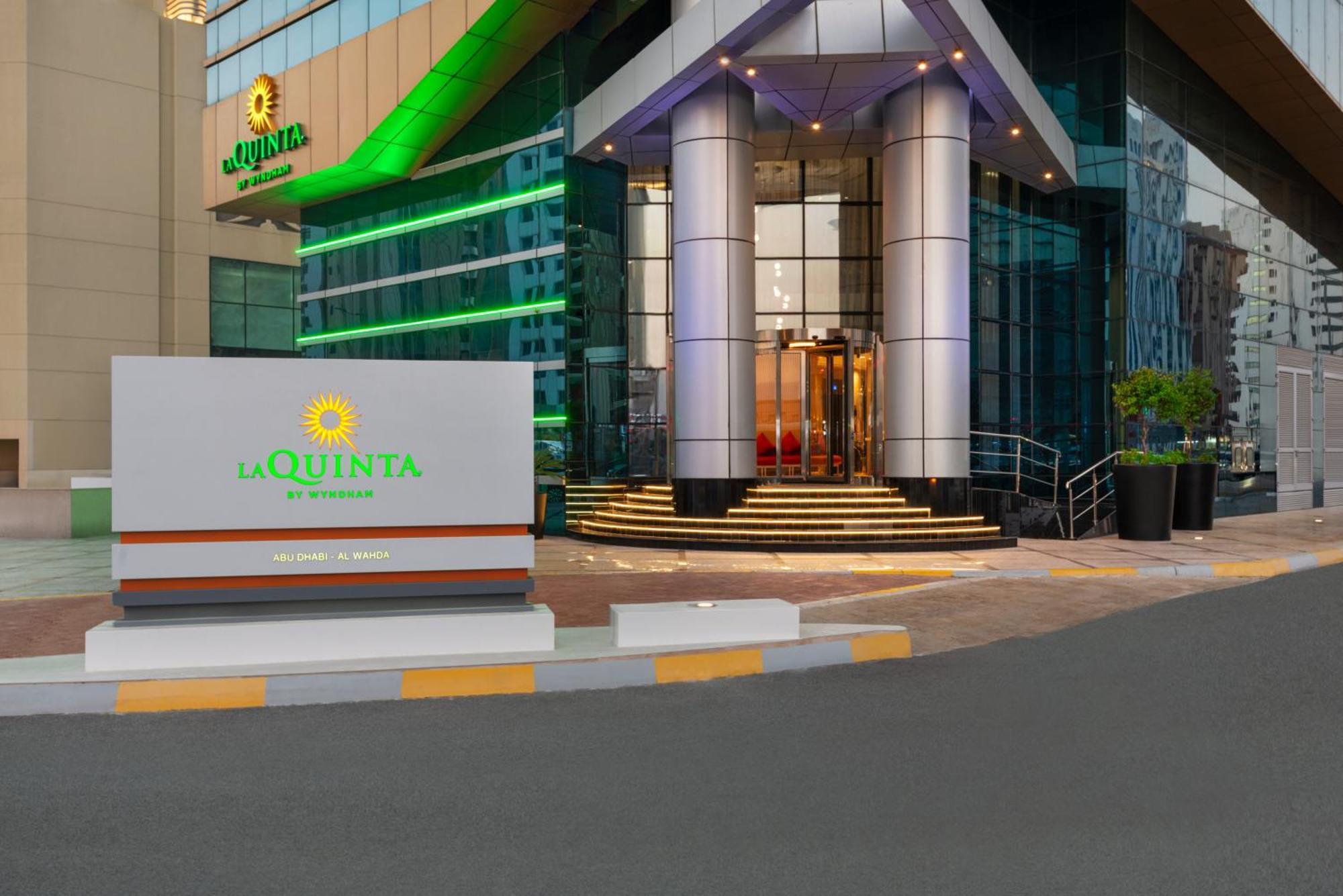 Hotel La Quinta By Wyndham Abu Dhabi Al Wahda Extérieur photo
